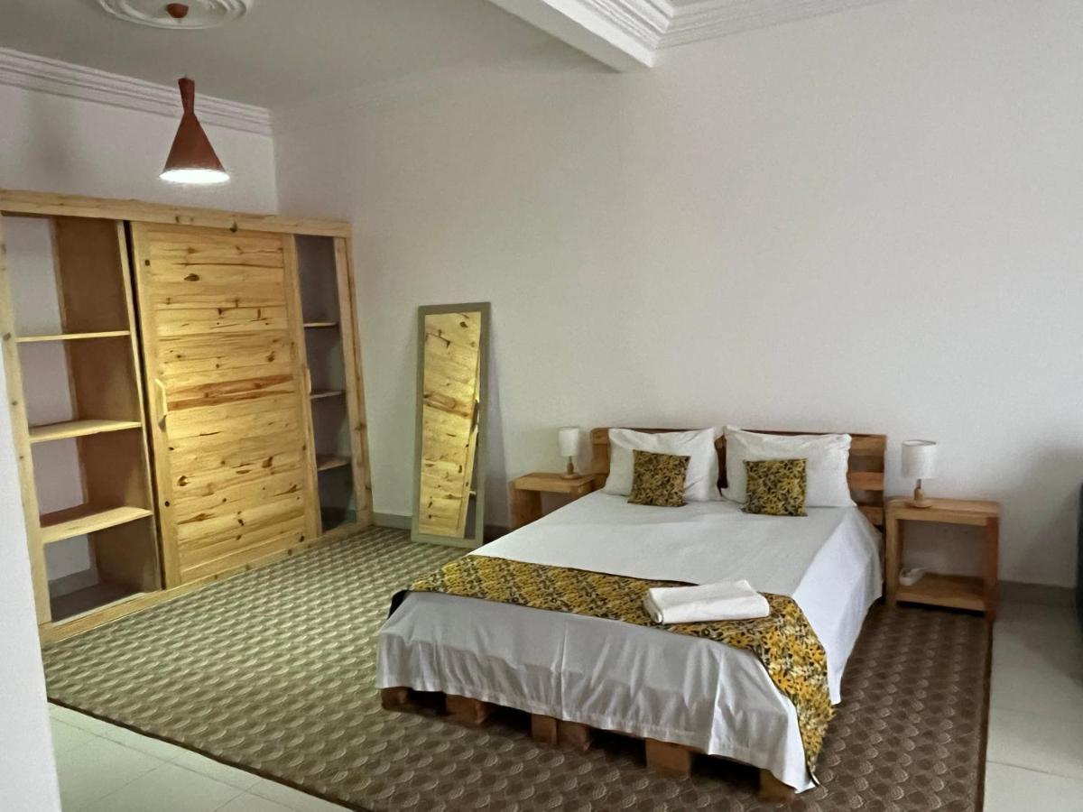 Bed and Breakfast Les 5 Lanternes By Clara Дакар Экстерьер фото
